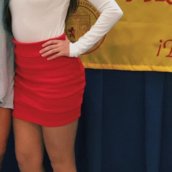 🚨SOLD🚨Red Mini Skirt - Picture 1 of 3